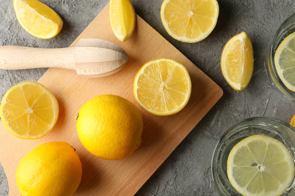 Komposition Mit Limonade Und Zitronen Auf Grauem Hintergrund — Stockfoto