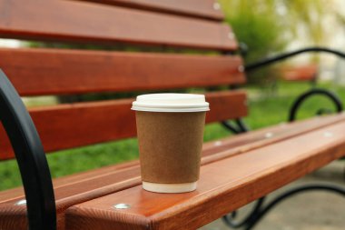 Parktaki bankta boş kağıt bardak, metin için boşluk