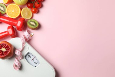 Pembe arka planda kilo kaybı ya da sağlıklı yaşam tarzı aksesuarları