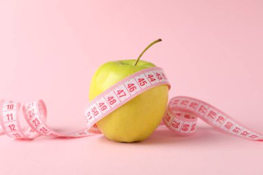 Pembe arka planda elmalı şerit, kilo kaybı