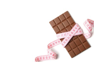 Beyaz arka planda şerit ve çikolata ölçümü