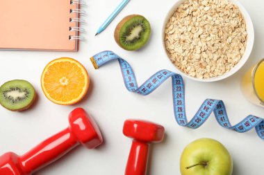 Beyaz arkaplanda kilo verme aksesuarları, üst görünüm