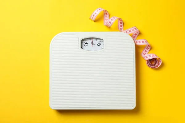 Весы Измерительная Лента Желтом Фоне Концепция Потери Веса — стоковое фото