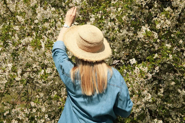 Mujer Con Sombrero Paja Floreciente Jardín Primavera Soleado Día Primavera — Foto de Stock