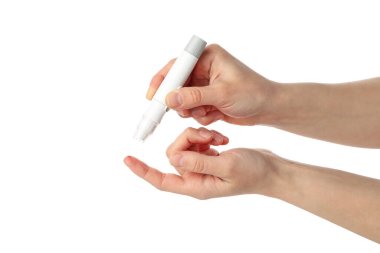 Kadın kan şekeri seviyesini kontrol ediyor, beyaz arka planda izole edilmiş.