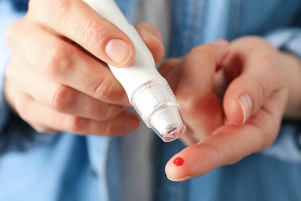 Mujer Comprobando Nivel Azúcar Sangre Primer Plano — Foto de Stock