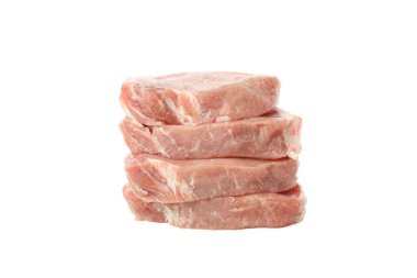 Beyaz arkaplanda çiğ et var.