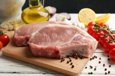 Biftek için çiğ et ve ahşap arka planda malzemeler.