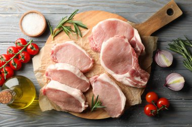 Biftek için çiğ et ve ahşap arka planda malzemeler.