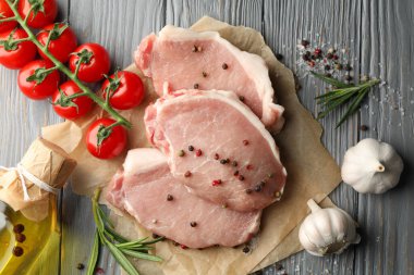 Biftek için çiğ et ve ahşap arka planda malzemeler.