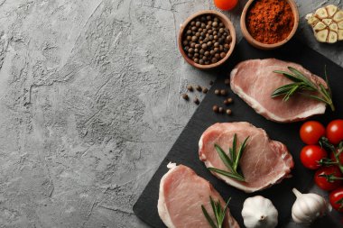 Çiğ et ve malzemelerle kompozisyon. Biftek konsepti.