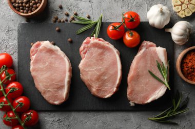 Çiğ et ve malzemelerle kompozisyon. Biftek konsepti.