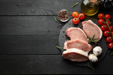 Biftek için çiğ et ve ahşap arka planda malzemeler.