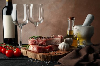 Çiğ et ve malzemelerle kompozisyon. Biftek konsepti.