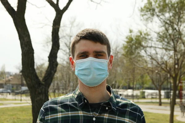 Jongeman Met Een Beschermend Masker Het Park — Stockfoto