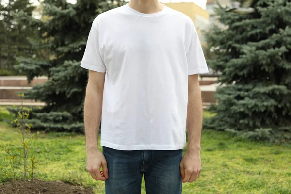 Beyaz Tişörtlü Adam Açık Hava Fotoğrafı — Stok fotoğraf