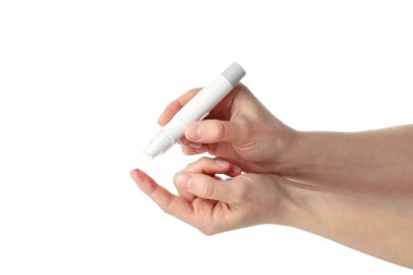 Kadın kan şekeri seviyesini kontrol ediyor, beyaz arka planda izole edilmiş.