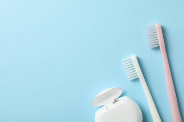 Mavi arkaplanda diş bakımı araçları, metin için boşluk