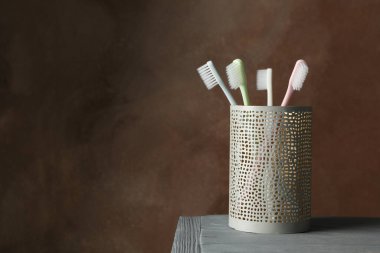 Kahverengi arkaplanda diş bakımı araçları, metin için boşluk