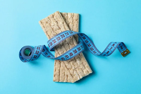 Fita Métrica Pão Dieta Fundo Azul — Fotografia de Stock