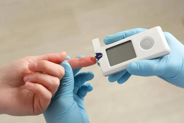 Médico Comprobando Nivel Azúcar Sangre Mujer Primer Plano —  Fotos de Stock