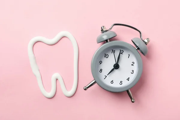 Ząb Wykonany Pasty Zębów Zegar Różowym Tle Widok Góry — Zdjęcie stockowe