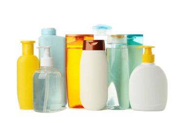 Beyaz arka planda izole edilmiş kozmetik ürünleri için boş şişeler