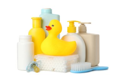 Beyaz arka planda izole edilmiş bebek hijyen aksesuarları