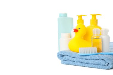 Beyaz arka planda izole edilmiş bebek hijyen aksesuarları