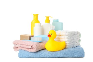Beyaz arka planda izole edilmiş bebek hijyen aksesuarları