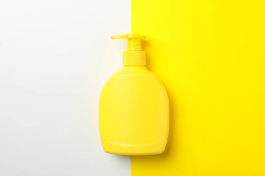 İki ton arkaplanda sabun için boş şişe, metin için boşluk