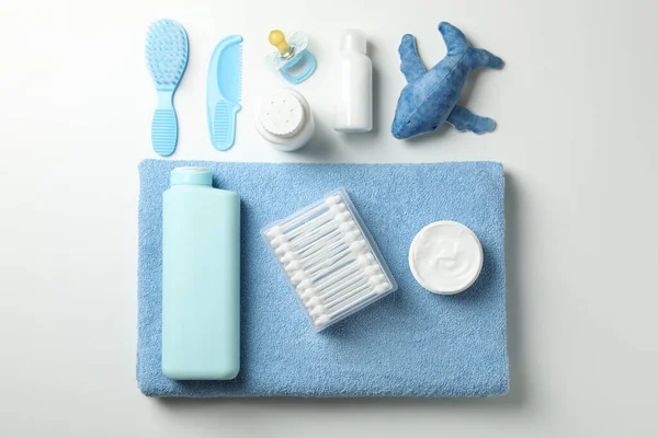 Acostado Plano Con Accesorios Higiene Para Bebés Sobre Fondo Blanco — Foto de Stock