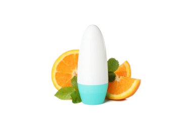 Beyaz arka planda vücut deodorantları ve portakal dilimleri izole edilmiş.