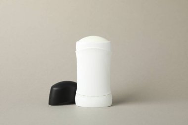 Gri arkaplanda vücut deodorantı, metin için boşluk