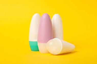 Vücut terleme önleyici deodorantlar sarı arkaplanda, metin için boşluk