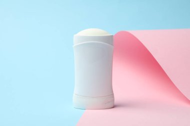 İki ton arkaplanda vücut deodorantı, metin için boş alan