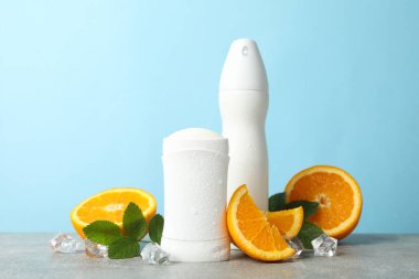 Mavi arkaplanda vücut deodorantı bileşimi, metin için boşluk