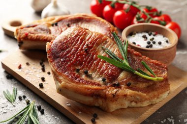 Biftekli kompozisyon ve gri arka planda malzemeler. Izgara yemek.