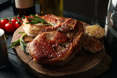 Biftek ve şaraplı kompozisyon. Izgara yemek.