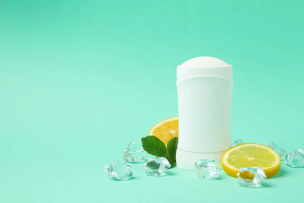 Desodorizante Corporal Gelo Limão Sobre Fundo Hortelã Espaço Branco Para — Fotografia de Stock