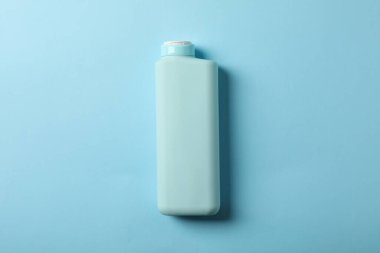 Mavi arkaplanda boş şampuan şişesi, metin için boşluk