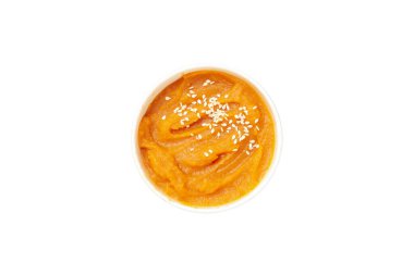 Beyaz arka planda izole edilmiş kabak ezmeli fincan. Yemek teslimatı