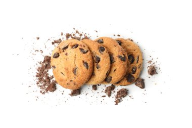 Beyaz arka planda izole edilmiş lezzetli kurabiyeler ve çikolata.