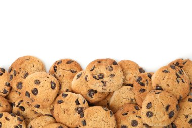 Beyaz arkaplanda izole edilmiş çikolata parçacıklı kurabiye çerçevesi