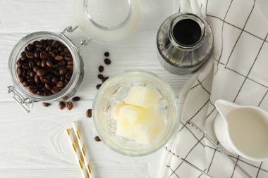 Beyaz ahşap arka planda buzlu kahve ile kompozisyon