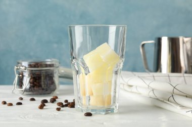 Beyaz ahşap arka planda buzlu kahve ile kompozisyon