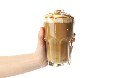 Kadın elinde buzlu kahve, beyaz arka planda krema var.