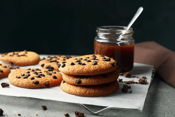 Composición Con Galletas Fritas Caramelo Sobre Mesa Gris — Foto de Stock