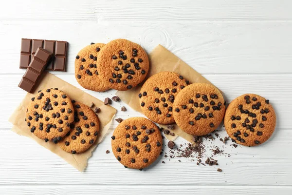 Composition Avec Biscuits Aux Copeaux Chocolat Sur Fond Bois Blanc — Photo