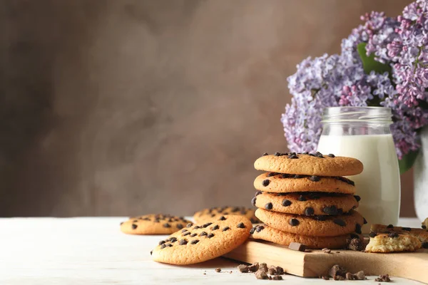 Komposisi Dengan Chocolate Chip Cookies Milk Lilac White Wood Table — Stok Foto
